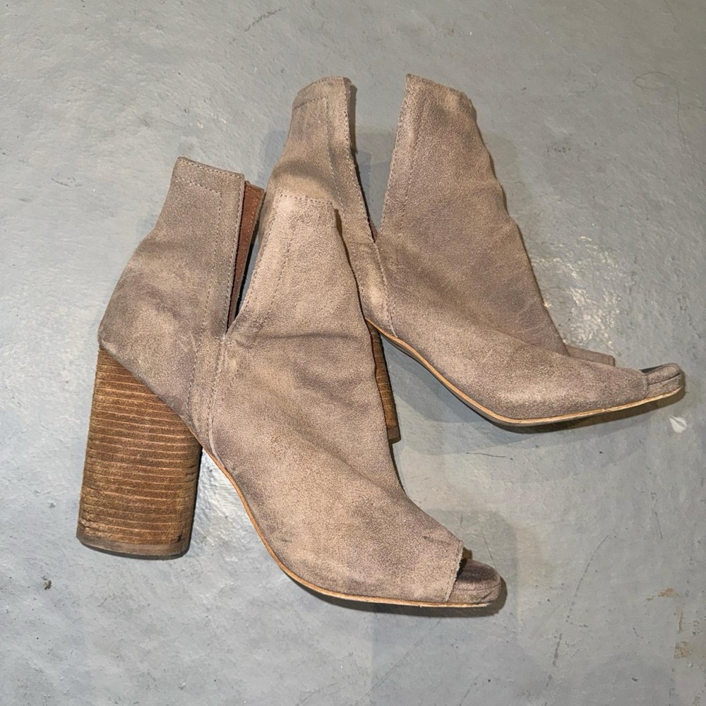 Tan/taupe Jeffrey Campbell Booties
Size 8.5
Bought from Free People